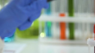 Uyuşturucu, yakın çekim araştırma beyaz kapsül, holding eczane laboratuar işçisi