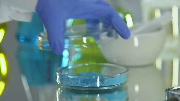 Schoonheidsspecialiste onderzoeken blauwe klei met Vergrootglas, voedende gezichtsmaskers — Stockvideo