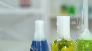 Bitki özü, kozmetik laboratuvar kaynar biyokimyacı alarak örnek