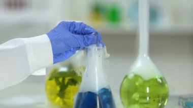 Dumanlı reaktif bitki ile test tüp içine ekleme güzellik uzmanı özü, kozmetik