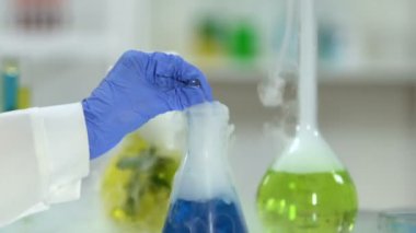 Gliserol karıştırma kimyasal ajan, deterjan üretim, closeup ile laboratuar işçisi