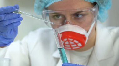 Konsantre kimyager renkli reaktifler tepki, deney gözlem karıştırma