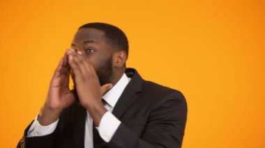 Eylem için çağrı takım elbiseli neşeli emin Afro-Amerikan adam sıcak teklif