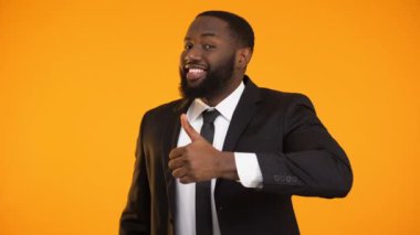 Komik Afro-Amerikan erkek takım elbise yapma başparmak-up ve kırpışan hizmet kalitesi