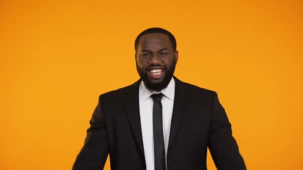 Felice manager afro-americano emotivo sorridente e facendo sì gesto, vincitore — Video Stock