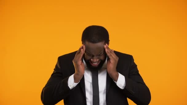 Överbelastade afro-american manager lider av migrän, arbetsnarkoman innan deadline — Stockvideo