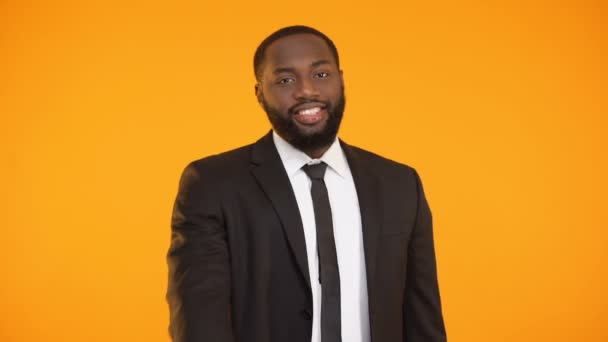 Magabiztos afro-amerikai üzletember, így remek-megjelöl gesztus, jó szolgáltatás — Stock videók