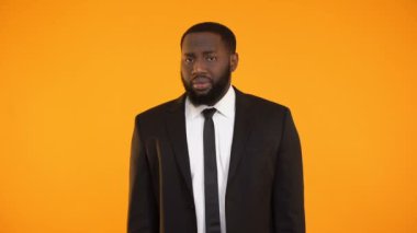 Suçluluk, üzgün Afro-Amerikan ofis çalışanı çalışmayı gerçekleştirmek başarısız
