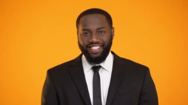 Afrikalı-Amerikalı adam satış temsilcisi gülümseyen ve kamera için arayan takım