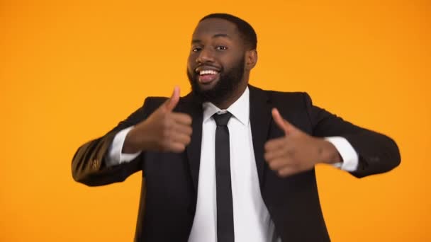 Alegre empresario afroamericano mostrando pulgares hacia arriba, proposición lucrativa — Vídeo de stock