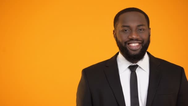 Alegre afroamericano masculino en traje formal sonriendo y mirando a la cámara — Vídeos de Stock