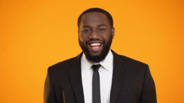 Afro-Amerikan işadamı sahte gülümseme, samimiyetsiz duygular, yapım Yardımcısı sıkılmış