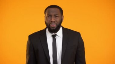 İş sinirli Afro-Amerikan erkek takım elbise yapma facepalm, haberle şok