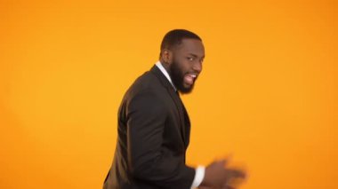 Dans ve çalıştırmak, hayalleri aşağıdaki gibi davranarak takım elbiseyle komik Afro-Amerikan erkek
