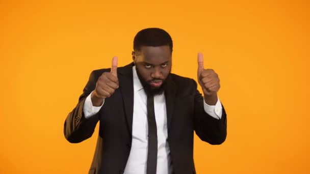 Elegante hombre de negocios negro bailando celebrando la exitosa puesta en marcha recibiendo subvención — Vídeos de Stock