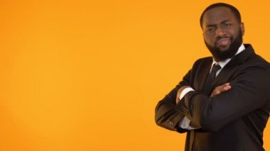 Şık Afro-Amerikan işadamı dans hareketleri, reklam için şablona dönüştürebilir