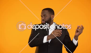 Dans, tanıtım reklam, webinar iş elbiseli Afro-Amerikan erkek