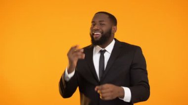 Afrikalı-Amerikalı erkek dans hareketleri, reklam yapım resmi takım elbise mi