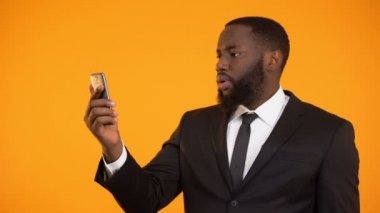 Sürpriz Afro-Amerikan işadamı mobile uygulaması ile araçları memnun