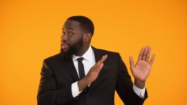 Neşeli Afro-Amerikan erkek dans ve hareket, seçtiğiniz verme şablonu