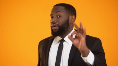 Tamam jest, Emlak Yöneticisi gösterilen moda Afro-Amerikan işadamı