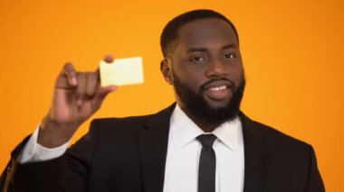 Şık Afro-Amerikan erkek takım elbise gösteren altın kart, elite club üyelik
