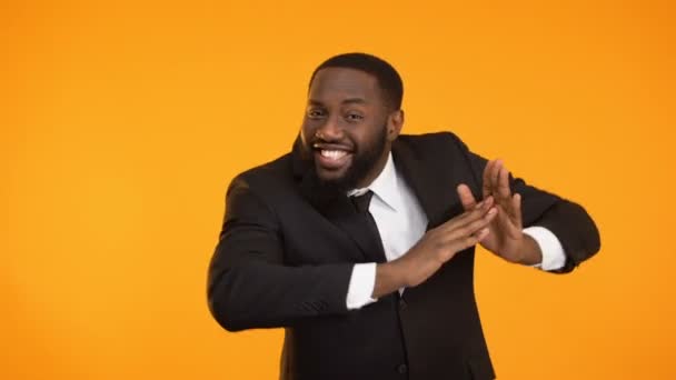 Vrolijke Afro-Amerikaanse man dansen en geklemd handen, promo campagne — Stockvideo