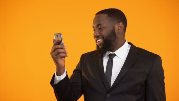 Satisfied with mobile application performance black male showing thumbs-up — Stock Video