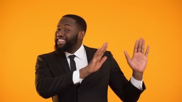 Funny elegante afro-americano masculino haciendo movimientos de baile, plantilla para anuncio — Vídeo de stock