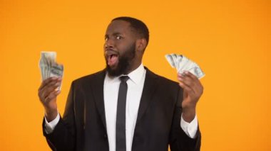 Afro-Amerikan erkek resmi kıyafetli dans hareketleri ile dolar nakit yapma