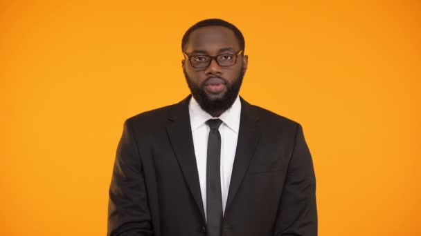 Zwarte man in brillen tonen trossen van contant geld, winst, lucratieve business — Stockvideo