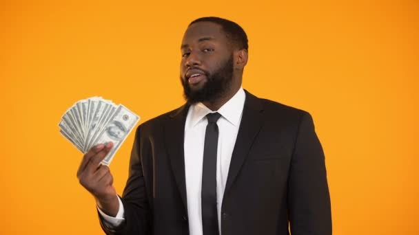 Satisfecho hombre de negocios negro mostrando dinero en efectivo en dólares y el pulgar hacia arriba gesto, ingresos — Vídeo de stock