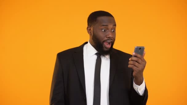 African-american male in business suit holding phone and dollar bills, cashback — Stock Video