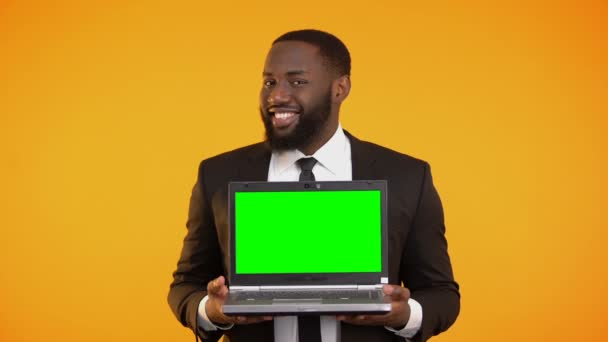 Αφρο-αμερικανικό αρσενικό σε επίσημο κοστούμι κρατώντας prekeyed φορητό υπολογιστή και να χαμογελά, wow — Αρχείο Βίντεο