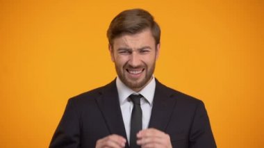 Takım elbise duygu güçlü baş ağrısı, tapınaklar, stresli iş masaj çok çalışan adam