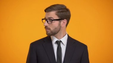 Arama çalışan, izole üzerinde turuncu arka plana, işadamı için Ofis Müdürü