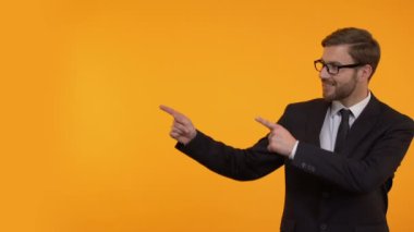 Sarı arka plan, sizin metin için yer işaret eden takım elbiseli adam gülümseyen şablonu