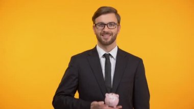 Kumbara ve dolar, emeklilik fonu, emeklilik geliri gösterilen takım elbiseli erkek