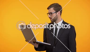 Mutlu adam başparmak, yeni yazılım memnun gösterilen laptop holding