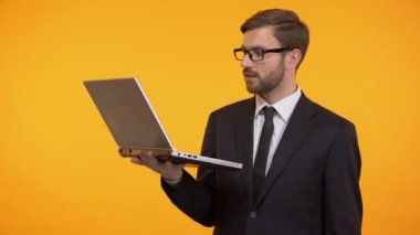 E-posta okuma ve ok işareti, gösterilen gülümseyen adam kameraya, promosyon göz kırpıyor