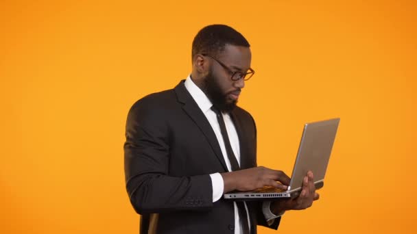 Homme afro-américain occupé en costume travaillant sur ordinateur portable, la croissance de carrière, les affaires — Video