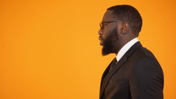 Афро-американських чоловічої кричить Мегафон, продажів і знижки, реклама — стокове відео