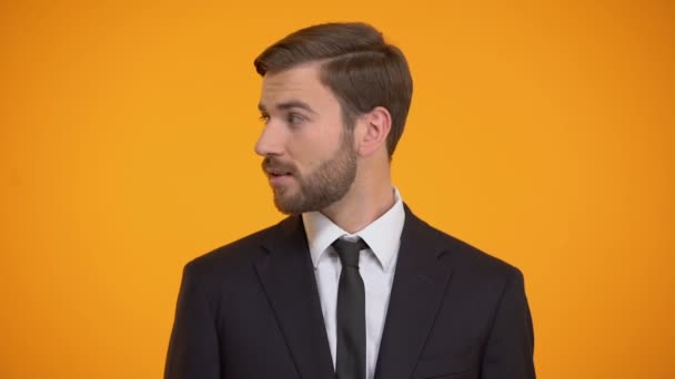 Man doing hey gesture, calling someone, secret important announcement, challenge — Stock Video