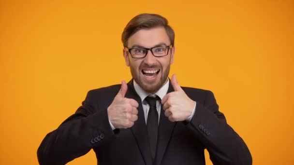 Чрезвычайно счастливый офисный работник показывает большие пальцы вверх, успешные инвестиции, сделка — стоковое видео