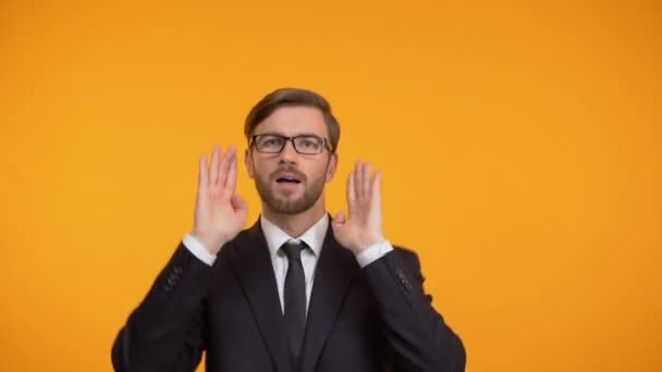 Grappige zakenman dansen, geïsoleerde op oranje achtergrond, succesvolle contract — Stockvideo