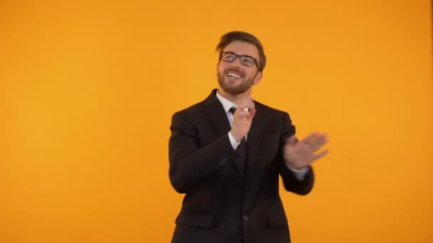 Hombre de negocios extremadamente feliz bailando, sistema cardiovascular saludable, pensamiento positivo — Vídeo de stock