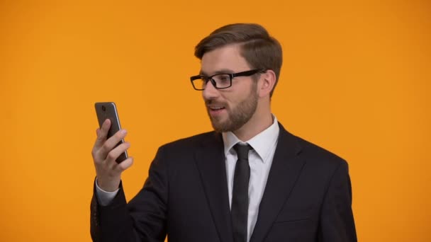 Homme regardant smartphone et recevant immédiatement de l'argent demande de remboursement — Video