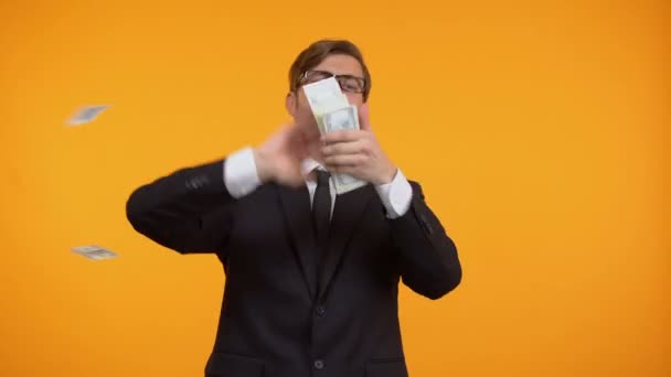 Homme d'affaires positif jetant des billets en dollars dans l'air, dépenser de l'argent, réussir — Video