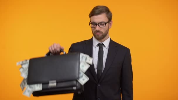 Мужчина показывает портфель с деньгами и делает хорошо жест, зарплата кредитования — стоковое видео