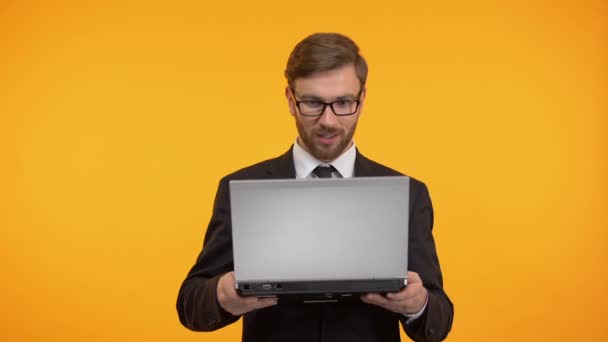 Překvapený muž čtení dobré zprávy o laptop, online nakupování, internetový obchod prodej — Stock video